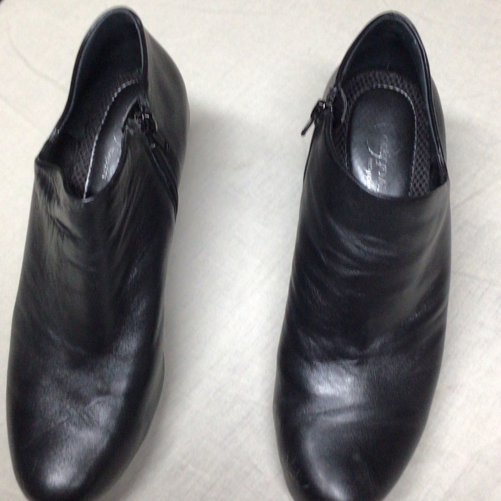 Easy Spirit Black Leather Women's Slip-Ons